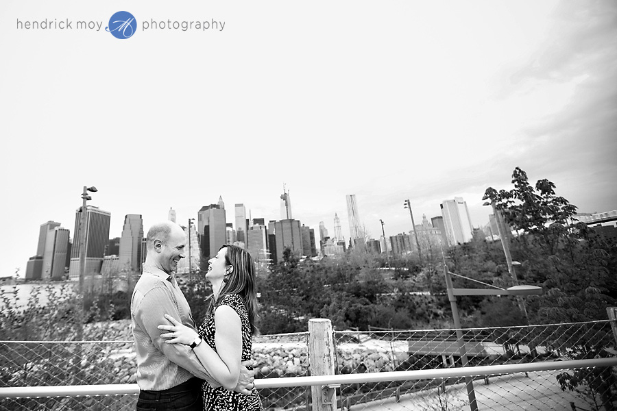 brooklyn engagement photographer manhattan skyline